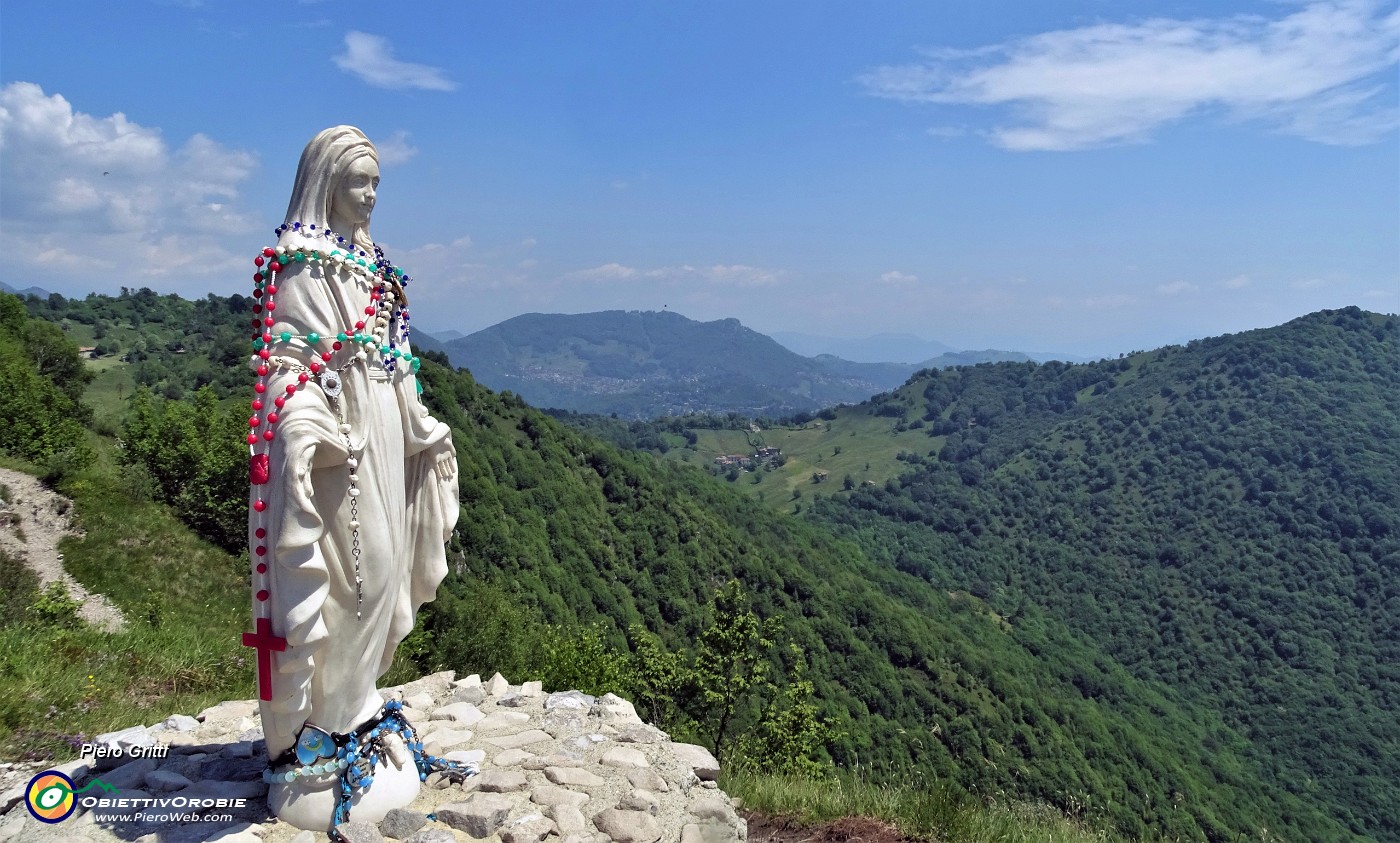 39 Madonnina del Costone (1195 m) con vista verso Podona e Salmezza.JPG -                                